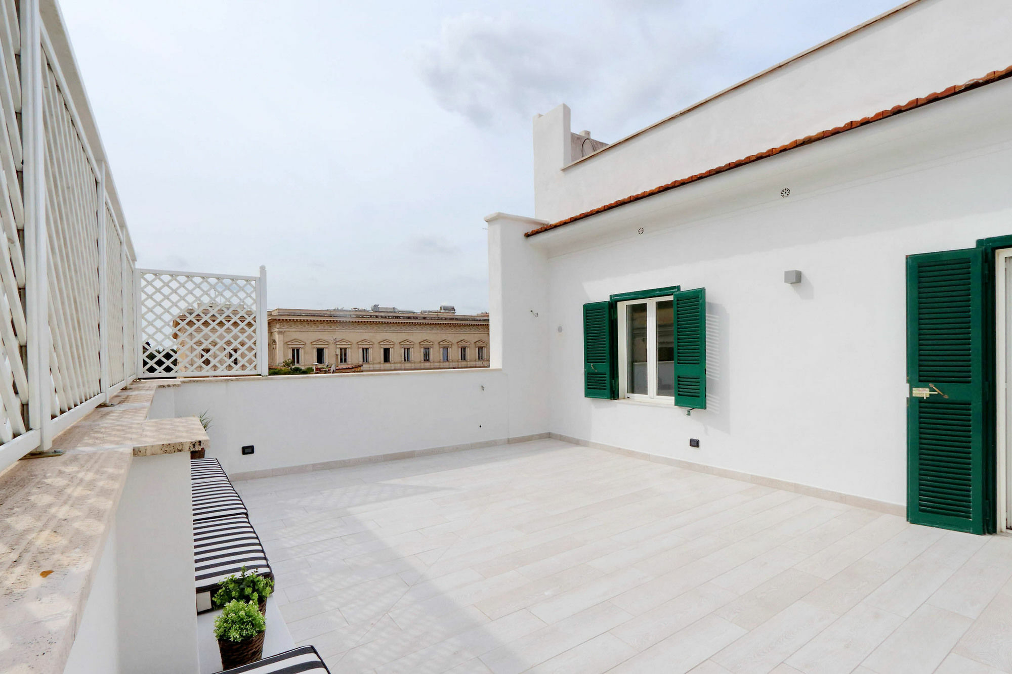 Monti - My Extra Apartment Rom